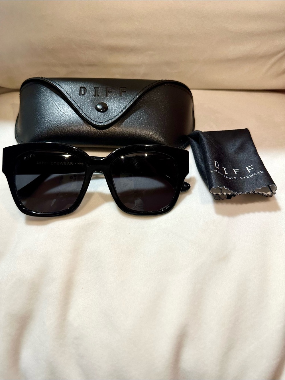 DIFF Oversized Bella polarized Sunglasses in Black